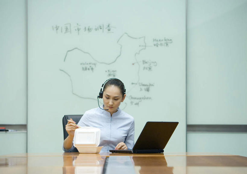 东方人,一个人,商务人士,商务女性,办公室,坐,横图,室内,白天,正面,衬衫,电脑,笔记本电脑,家具,筷子,桌子,亚洲,仅一个年轻女性,仅一个女性,仅一个人,套装,网络,饭盒,办公桌,拿,话务员,拿着,注视,黄种人,通讯设备,白板,耳机,耳麦,话筒,塑料制品,观察,看,观看,察看,无线,麦克风,关注,一次性饭盒,通信设备,商务装,无线网络,记录板,无线上网,便携式电脑,工薪阶层,记事板,客服人员,电话销售,办公家具,手提电脑,年轻女性,亚洲人,年轻人,白领,接线员,上班族,坐着,半身,彩图,衬衣