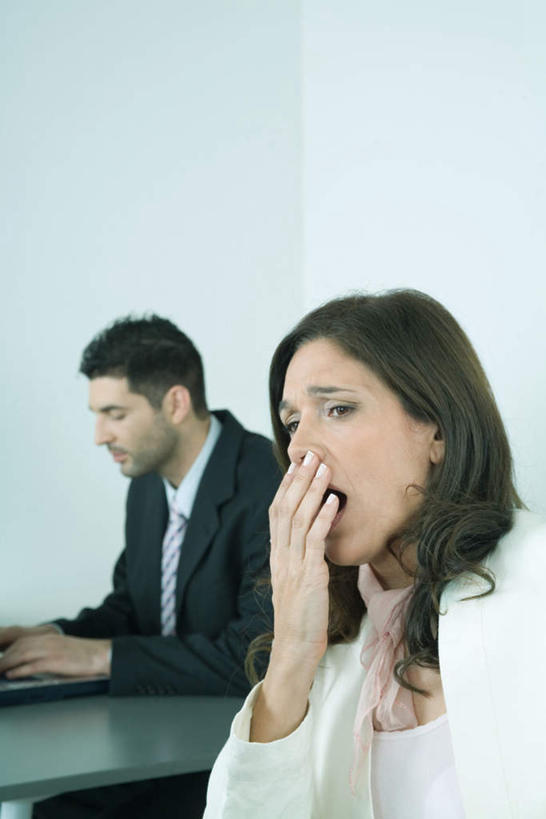 西方人,两个人,同事,商务人士,商务男性,商务女性,坐,竖图,室内,白天,正面,衬衫,成功,合作,团队,集体,信心,欧洲,欧洲人,套装,墙,注视,队伍,墙壁,墙面,观察,看,张嘴,疲倦,捂,观看,察看,哈欠,疲劳,领导,疲惫,成就,关注,失落,商务装,合伙,领袖,张大嘴巴,工薪阶层,疲乏,男人,男性,年轻男性,年轻女性,女人,女性,白种人,白领,上班族,张开嘴,坐着,半身,彩图,衬衣,捂着