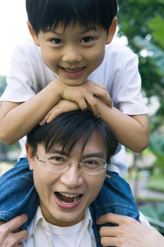 东方人,儿童,两个人,家庭,父亲,儿子,站,抱,竖图,室外,白天,正面,兴奋,纯洁,植物,亚洲,朦胧,模糊,眼镜,注视,黄种人,树,树木,小孩,骑,绿色,自然,观察,看,扛,站着,张嘴,温暖,温馨,父子,一家人,父爱,可爱,童年,童趣,生长,成长,抱着,观看,和睦,察看,搂着,关注,近视眼镜,张大嘴巴,童真,烂漫,无邪,扛在肩上,骑在肩上,天真,男孩,男人,男性,年轻男性,亚洲人,孩子,年轻人,张开嘴,搂,搂抱,站立,半身,彩图,高兴,融洽,男生