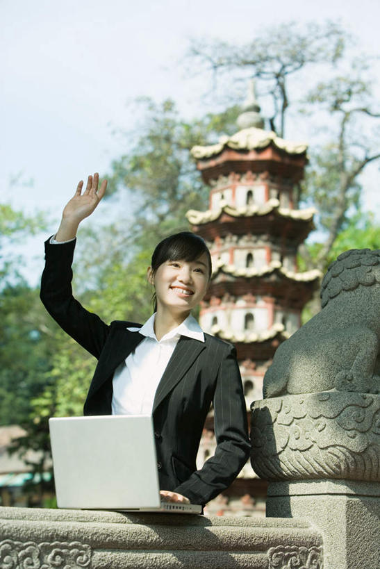 东方人,一个人,商务人士,商务女性,寺庙,站,竖图,室外,白天,正面,电脑,笔记本电脑,树林,植物,亚洲,仅一个年轻女性,仅一个女性,仅一个人,套装,网络,云,云朵,塔,塔楼,云彩,挥手,注视,黄种人,通讯设备,佛塔,树,树木,蓝色,绿色,白云,蓝天,天空,自然,天,观察,看,站着,生长,成长,观看,察看,无线,关注,通信设备,商务装,无线网络,无线上网,便携式电脑,工薪阶层,手提电脑,年轻女性,女人,女性,亚洲人,白领,上班族,站立,半身,彩图