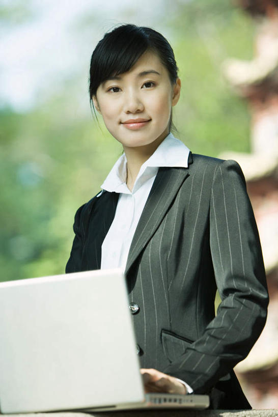 东方人,一个人,商务人士,商务女性,寺庙,站,竖图,室外,白天,正面,电脑,笔记本电脑,树林,植物,亚洲,仅一个年轻女性,仅一个女性,仅一个人,敲打,套装,朦胧,模糊,网络,塔,塔楼,注视,黄种人,输入,通讯设备,佛塔,树,树木,绿色,自然,打字,观察,看,站着,生长,成长,观看,点击,敲击,察看,无线,关注,通信设备,商务装,无线网络,无线上网,便携式电脑,工薪阶层,按键,手提电脑,年轻女性,女人,女性,亚洲人,白领,上班族,站立,半身,彩图