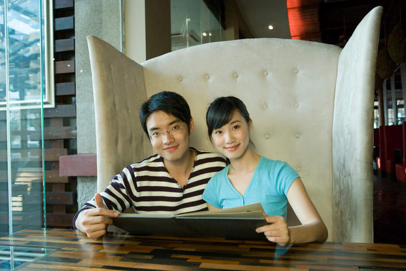 东方人,两个人,餐厅,坐,横图,室内,白天,正面,爱情,餐桌,桌子,亚洲,服装,眼镜,浪漫,注视,休闲装,黄种人,菜单,衣服,观察,看,休闲,温暖,温馨,休闲服,菜谱,恩爱,恋人,服饰,餐台,观看,和睦,察看,关注,近视眼镜,男人,男性,年轻男性,年轻女性,女人,女性,亚洲人,情侣,坐着,半身,彩图,餐馆,饭店,饭馆,伴侣,融洽