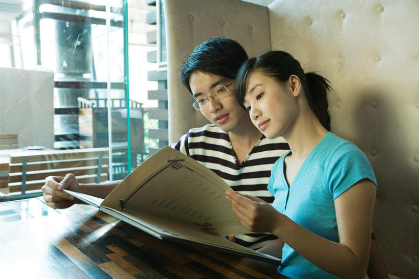 东方人,两个人,餐厅,坐,横图,室内,白天,正面,爱情,餐桌,窗户,桌子,亚洲,服装,眼镜,浪漫,注视,休闲装,黄种人,玻璃窗,菜单,衣服,观察,看,休闲,温暖,温馨,休闲服,菜谱,恩爱,恋人,服饰,餐台,观看,和睦,察看,关注,近视眼镜,男人,男性,年轻男性,年轻女性,女人,女性,亚洲人,情侣,坐着,半身,彩图,餐馆,饭店,饭馆,伴侣,融洽