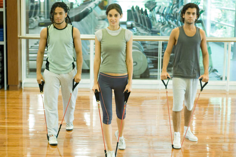 西方人,三个人,伙伴,朋友,健身房,栏杆,站,横图,室内,白天,正面,运动服,锻炼,友谊,运动,树林,植物,地板,欧洲,欧洲人,握,服装,围栏,地面,注视,护栏,木地板,树,树木,衣服,绿色,自然,观察,看,站着,握着,服饰,生长,成长,观看,察看,衣着,穿着,关注,阻力带,衣饰,体育,友情,男人,男性,年轻男性,年轻女性,女人,女性,白种人,站立,彩图,全身,健身,健身馆,运动装