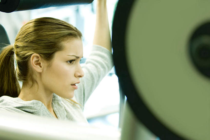 西方人,一个人,健身房,坐,举,横图,室内,白天,侧面,运动服,锻炼,运动,举重,欧洲,欧洲人,仅一个年轻女性,仅一个女性,仅一个人,服装,注视,衣服,观察,看,托,器械,健身器械,服饰,观看,察看,衣着,穿着,关注,衣饰,体育,年轻女性,女人,女性,白种人,举起,举手,举着,向上举,向上伸,向上托,坐着,半身,彩图,健身,健身馆,运动装