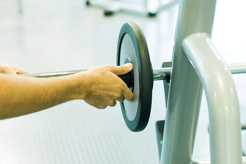 西方人,一个人,健身房,坐,举,横图,室内,白天,侧面,锻炼,运动,举重,欧洲,欧洲人,仅一个男性,仅一个人,仅一个年轻男性,托,体育,男人,男性,年轻男性,白种人,举起,举手,举着,向上举,向上伸,向上托,坐着,半身,彩图,健身,健身馆