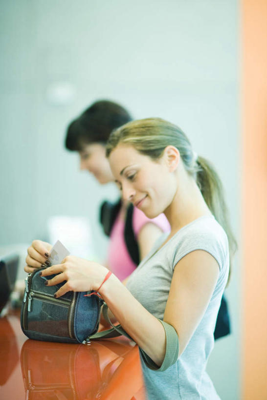 西方人,头发,两个人,健身房,站,笑,微笑,露齿笑,竖图,室内,白天,侧面,运动服,锻炼,运动,电视,欧洲,欧洲人,短裤,包,皮包,纸,墙,挂,拿,拿着,注视,穿,墙壁,墙面,黑色,柜台,液晶电视,观察,记录,看,站着,金色,橘色,观看,七分裤,单肩包,察看,关注,热裤,登记,体育,年轻女性,女人,女性,白种人,长发,电视机,站立,半身,彩图,健身,健身馆