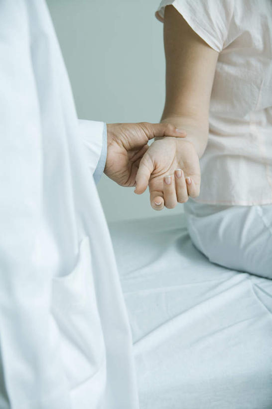 西方人,手腕,两个人,医生,病人,医院,坐,竖图,俯视,室内,白天,工作服,制服,欧洲,欧洲人,握,注视,休闲装,观察,看,医护人员,医疗人员,休闲,休闲服,伸手,握着,观看,察看,关注,医疗机构,工作制服,搭脉,切脉,男人,男性,年轻男性,年轻女性,女人,女性,白种人,大夫,患者,就医者,坐着,半身,彩图,高角度拍摄,工作套服,病院,诊所