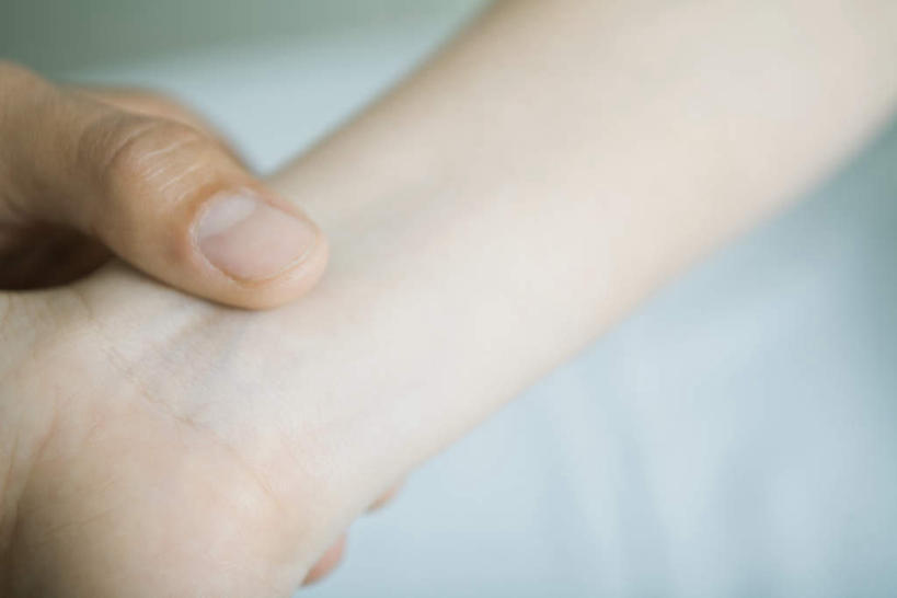 西方人,手,手腕,两个人,医生,病人,医院,坐,横图,俯视,室内,特写,白天,欧洲,欧洲人,握,注视,观察,看,医护人员,医疗人员,手部,伸手,握着,观看,察看,关注,医疗机构,搭脉,切脉,男人,男性,年轻男性,年轻女性,女人,女性,白种人,大夫,患者,就医者,坐着,半身,彩图,高角度拍摄,病院,诊所