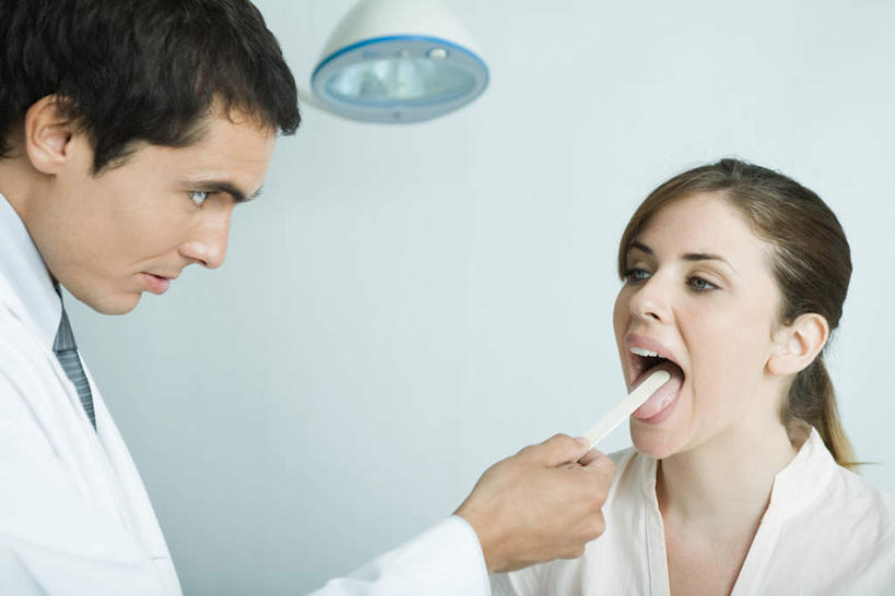 西方人,头发,两个人,医生,病人,医院,站,坐,横图,室内,白天,正面,工作服,制服,欧洲,欧洲人,握,灯光,棕色,拿,拿着,注视,吐舌头,吊灯,灯,灯具,观察,看,伸舌头,站着,张嘴,医护人员,医疗人员,吐舌,握着,观看,察看,照明设备,关注,张大嘴巴,医疗机构,压舌板,工作制服,男人,男性,年轻男性,年轻女性,女人,女性,白种人,长发,大夫,患者,就医者,张开嘴,坐着,半身,彩图,工作套服,病院,诊所,短发