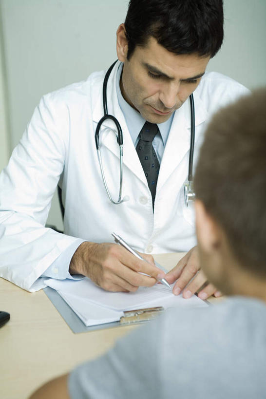 西方人,儿童,背部,头发,两个人,医生,病人,医院,坐,竖图,室内,白天,正面,工作服,制服,欧洲,欧洲人,握,写,笔,棕色,挂,拿,拿着,注视,休闲装,小孩,听诊器,观察,看,医护人员,医疗人员,休闲,休闲服,握着,观看,察看,医疗设备,关注,病例,医疗机构,工作制服,男孩,男人,男性,白种人,大夫,患者,就医者,坐着,半身,彩图,工作套服,病院,诊所,短发,男生