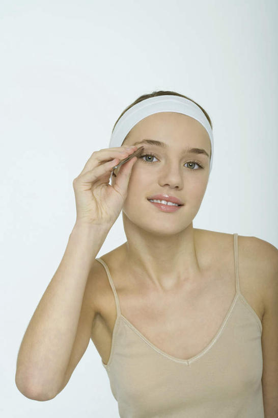 西方人,眉毛,头发,一个人,站,笑,微笑,露齿笑,竖图,室内,白天,白色背景,正面,化妆,美容,吊带,欧洲,欧洲人,仅一个年轻女性,仅一个女性,仅一个人,护肤,镊子,头巾,拿,拿着,站着,保养,享受,休闲,金色,放松,摄影,影棚,拔,养颜,年轻女性,女人,女性,白种人,长发,眉,眼眉,半身,彩图,影棚拍摄,拍摄,眼眉毛