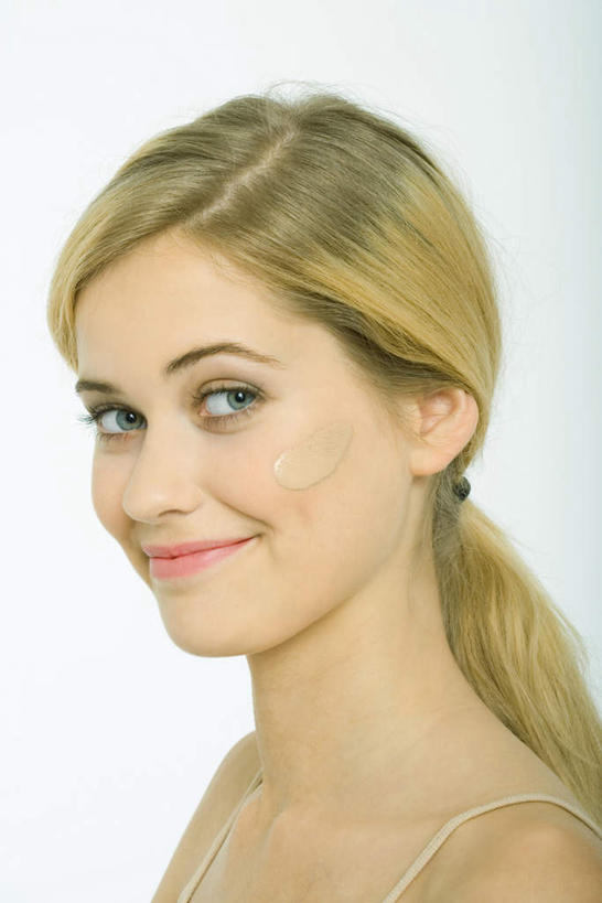 西方人,酒窝,头发,一个人,笑,微笑,竖图,室内,白天,白色背景,正面,化妆,美容,吊带,欧洲,欧洲人,仅一个年轻女性,仅一个女性,仅一个人,擦,护肤,化妆品,保养,享受,休闲,金色,粉底液,放松,擦拭,摄影,影棚,粉底,养颜,年轻女性,女人,女性,白种人,长发,半身,彩图,影棚拍摄,拍摄