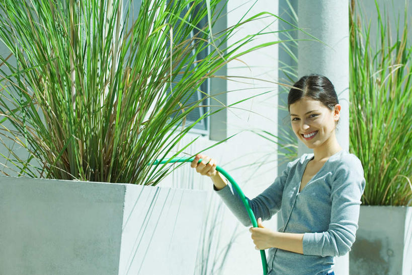 西方人,酒窝,头发,一个人,家,站,笑,微笑,露齿笑,横图,室外,白天,正面,欧洲,欧洲人,仅一个年轻女性,仅一个女性,仅一个人,握,阴影,光线,影子,塑料,房屋,墙,屋子,拿,拿着,注视,休闲装,水管,浇水,楼房,墙壁,墙面,住宅,绿色,黑色,阳光,观察,看,站着,休闲,休闲服,握着,观看,软管,察看,关注,年轻女性,女人,女性,白种人,长发,站立,半身,彩图,房子