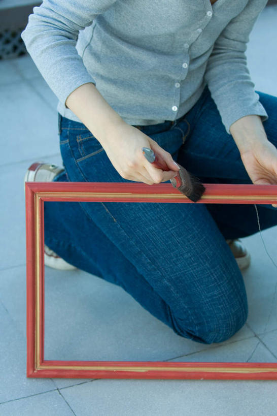 西方人,头发,一个人,跪,竖图,俯视,室外,白天,相框,玻璃,欧洲,欧洲人,仅一个年轻女性,仅一个女性,仅一个人,握,瓷砖,地砖,镜框,木框,地面,拿,刷,拿着,休闲装,黑色,刷子,扶,休闲,休闲服,握着,年轻女性,女人,女性,白种人,长发,半身,彩图,高角度拍摄