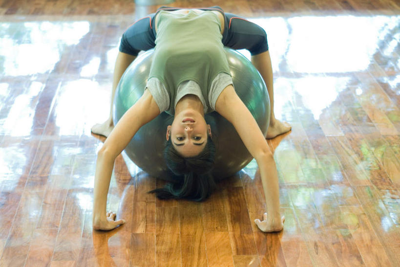 西方人,一个人,伙伴,朋友,健身房,横图,俯视,室内,白天,锻炼,瑜伽,友谊,运动,地板,欧洲,欧洲人,仅一个年轻女性,仅一个女性,仅一个人,撑,服装,地面,休闲装,木地板,衣服,休闲,休闲服,健身球,姿势,养生,服饰,瑜伽球,撑着,桥式,体育,友情,年轻女性,女人,女性,白种人,彩图,高角度拍摄,全身,健身,健身馆