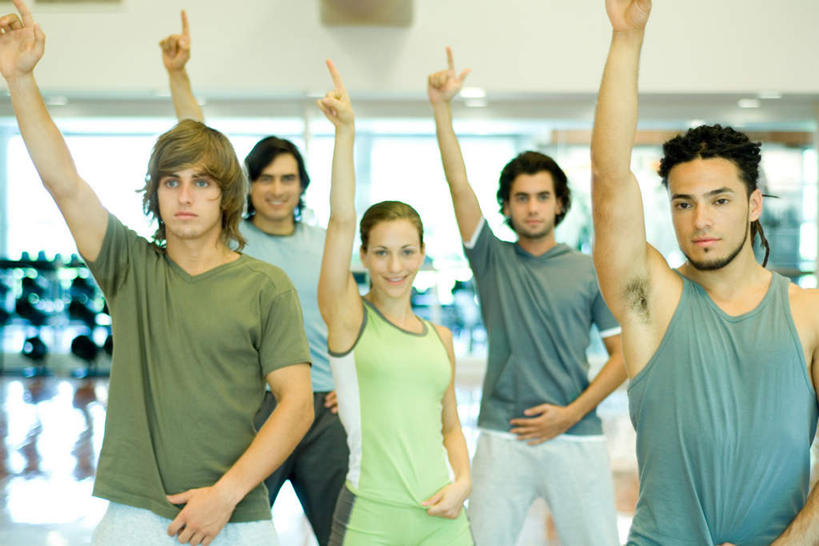 西方人,伙伴,朋友,健身房,站,举,横图,室内,白天,正面,锻炼,瑜伽,友谊,运动,地板,镜子,欧洲,欧洲人,指,服装,地面,许多人,注视,休闲装,方向,木地板,衣服,观察,看,手势,托,站着,一群人,休闲,休闲服,养生,服饰,观看,镜像,察看,指向,镜面,关注,朝上,体育,友情,男人,男性,年轻男性,年轻女性,女人,女性,白种人,举起,举手,举着,向上举,向上伸,向上托,站立,半身,彩图,健身,健身馆