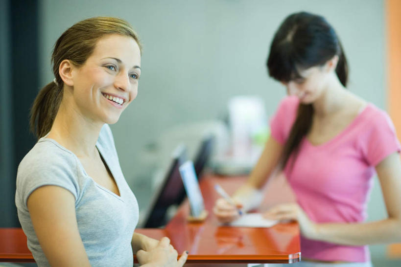 西方人,两个人,前台,服务员,健身房,站,笑,微笑,露齿笑,横图,室内,白天,正面,电脑,笔记本电脑,欧洲,欧洲人,写,服装,朦胧,模糊,网络,材料,档案,文件,注视,休闲装,通讯设备,顾客,衣服,资料,观察,看,站着,休闲,休闲服,服饰,观看,察看,无线,关注,文档,通信设备,无线网络,无线上网,便携式电脑,平板电脑,接待员,手提电脑,年轻女性,女人,女性,白种人,服务生,侍者,站立,半身,彩图,健身馆