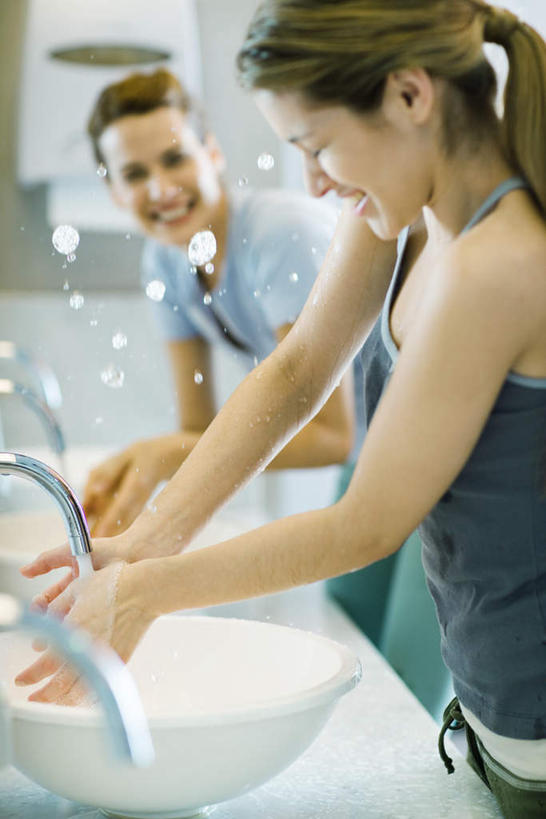 西方人,两个人,伙伴,朋友,笑,微笑,露齿笑,竖图,室内,白天,正面,游戏,友谊,水,卫生间,洗手间,欧洲,欧洲人,飞溅,朦胧,模糊,溅,水龙头,液体,水滴,玩,娱乐,干净,洗手,休闲,面盆,卫生,喷洒,友情,年轻女性,女人,女性,白种人,厕所,玩耍,嬉戏,半身,彩图