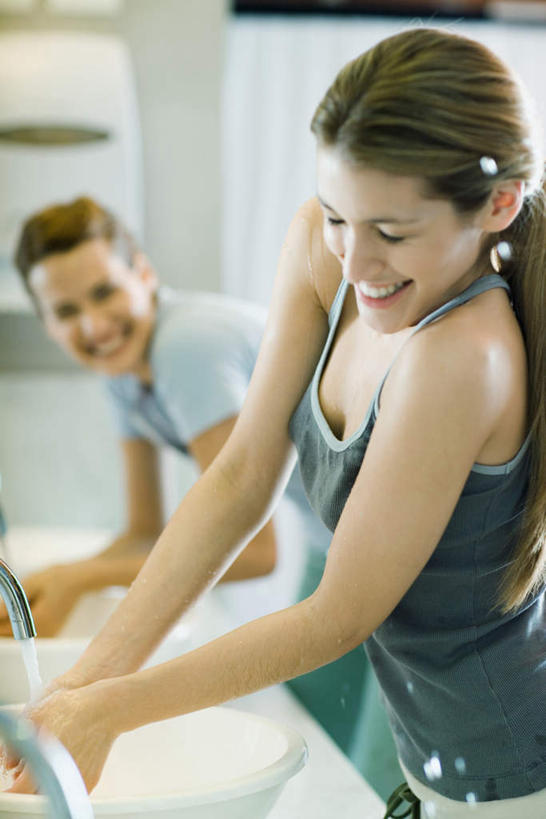 西方人,两个人,伙伴,朋友,站,笑,微笑,露齿笑,竖图,室内,白天,侧面,游戏,友谊,水,镜子,卫生间,洗手间,欧洲,欧洲人,飞溅,服装,溅,水龙头,液体,水滴,玩,注视,休闲装,娱乐,干净,洗手,衣服,观察,看,站着,休闲,休闲服,服饰,观看,整洁,面盆,镜像,察看,卫生,镜面,关注,喷洒,友情,年轻女性,女人,女性,白种人,厕所,玩耍,嬉戏,站立,半身,彩图