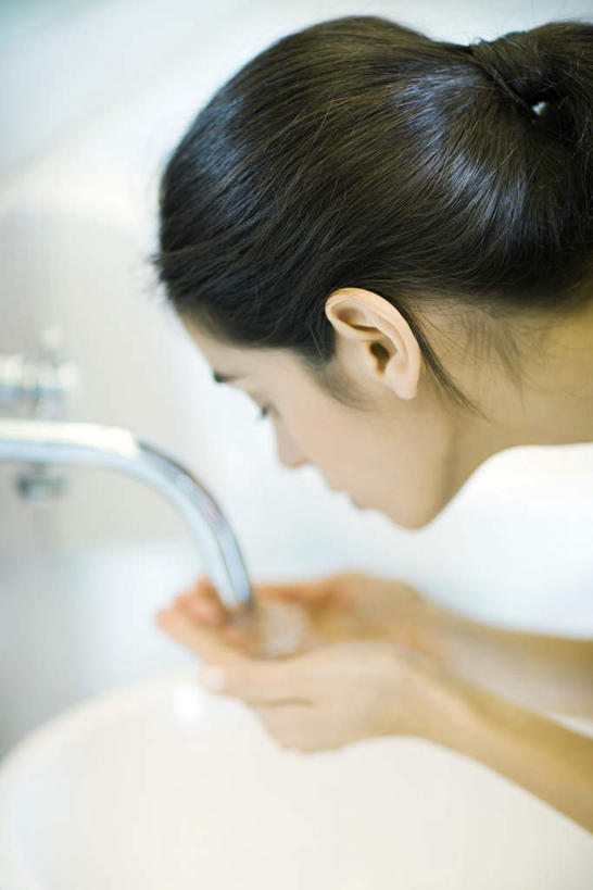 西方人,脸,头,脸颊,一个人,站,捧,竖图,室内,特写,白天,侧面,欧洲,欧洲人,仅一个年轻女性,仅一个女性,仅一个人,朦胧,模糊,水龙头,注视,水管,观察,看,站着,观看,面盆,察看,关注,年轻女性,女人,女性,白种人,头部,脸部,脸蛋,面部,端,端着,捧着,手捧,站立,半身,彩图