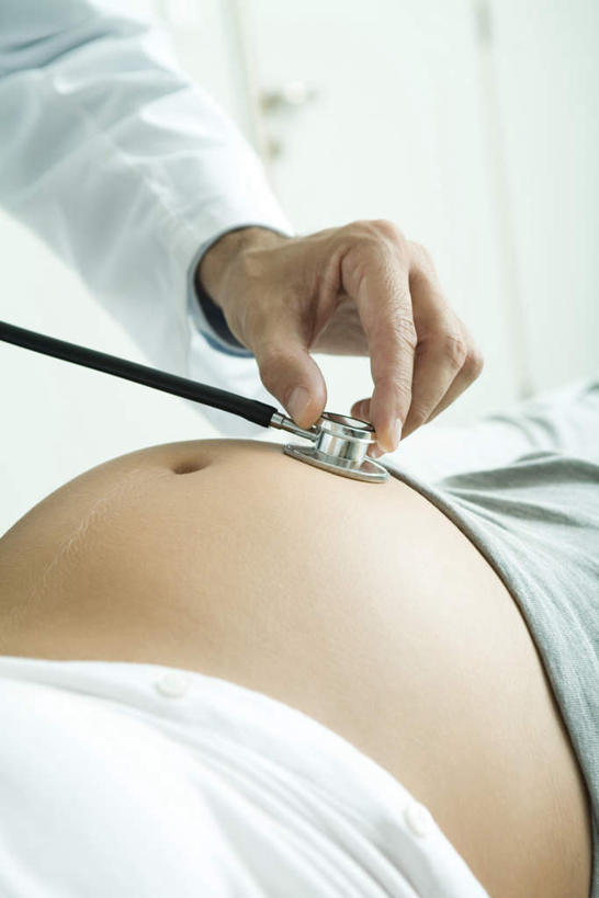 西方人,孕妇,两个人,医生,医院,站,躺,竖图,俯视,室内,白天,欧洲,欧洲人,服装,检查,听诊器,站着,医护人员,医疗人员,体检,医疗设备,白大褂,医疗机构,卧着,男人,男性,年轻男性,年轻女性,女人,女性,白种人,产妇,大夫,躺着,卧,站立,半身,彩图,高角度拍摄,病院,诊所