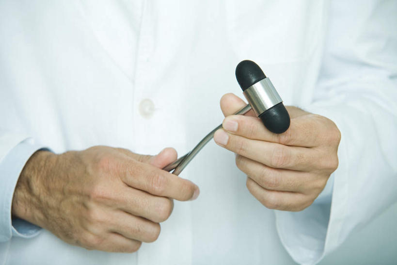 西方人,手,一个人,医生,医院,站,横图,俯视,室内,特写,白天,欧洲,欧洲人,仅一个男性,仅一个人,仅一个中年男性,握,服装,拿,拿着,一个,站着,医护人员,医疗人员,手部,握着,单个,医疗设备,白大褂,医疗机构,敲诊槌,男人,男性,中年男性,白种人,大夫,站立,半身,彩图,高角度拍摄,病院,诊所