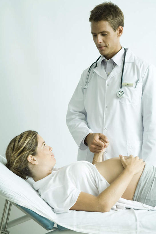 西方人,孕妇,两个人,医生,医院,站,躺,握手,竖图,室内,白天,正面,床,欧洲,欧洲人,服装,床单,注视,被子,相视,听诊器,观察,看,站着,医护人员,医疗人员,面对面,单人床,观看,对视,察看,医疗设备,被单,白大褂,关注,相对,医疗机构,相看,卧着,男人,男性,女人,女性,中年男性,中年女性,白种人,产妇,大夫,搀手,拉手,手拉手,手握手,躺着,卧,站立,半身,彩图,病院,诊所