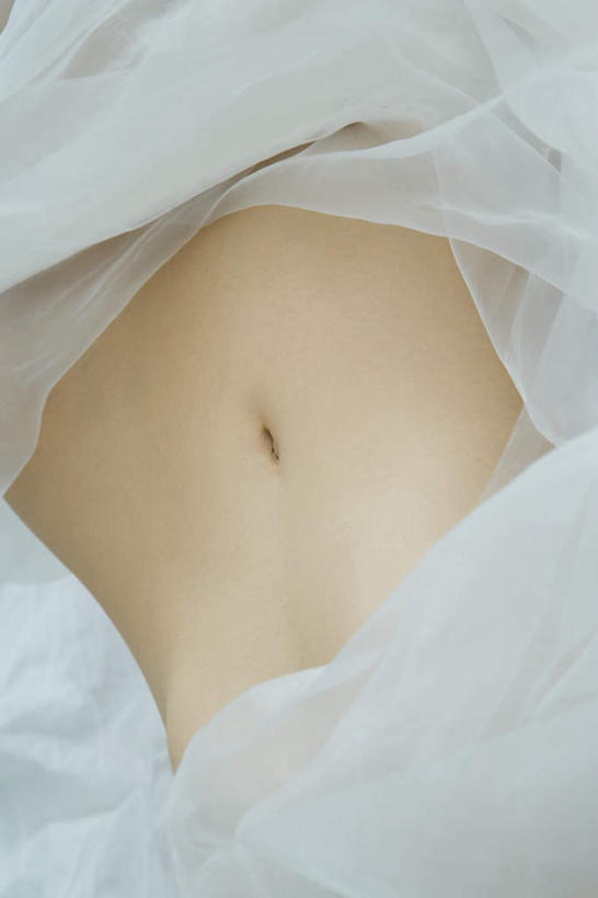 西方人,腹部,一个人,竖图,俯视,室内,特写,白天,床,卧室,欧洲,欧洲人,仅一个年轻女性,仅一个女性,仅一个人,丝巾,床单,被子,单人床,被单,年轻女性,女人,女性,白种人,腹,肚子,半身,彩图,高角度拍摄,睡房,卧房