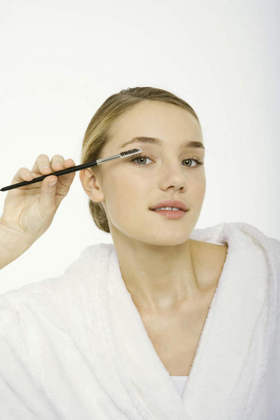 西方人,一个人,站,竖图,室内,特写,白天,白色背景,正面,化妆,美容,欧洲,欧洲人,仅一个年轻女性,仅一个女性,仅一个人,护肤,握,拿,拿着,注视,观察,看,站着,保养,享受,休闲,放松,握着,摄影,影棚,观看,察看,睫毛刷,关注,养颜,年轻女性,女人,女性,白种人,睫,眼睫毛,站立,半身,彩图,影棚拍摄,拍摄