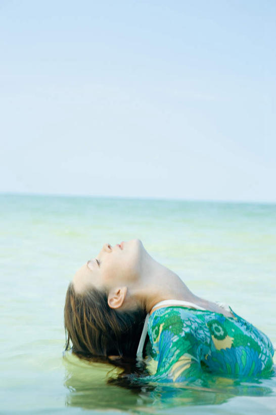 西方人,一个人,坐,闭眼,竖图,室外,白天,侧面,旅游,度假,海浪,海洋,欧洲,欧洲人,仅一个年轻女性,仅一个女性,仅一个人,浪花,水平线,辽阔,海平线,娱乐,蓝色,蓝天,天空,海水,天,享受,休闲,广阔,放松,晴朗,一望无际,户外运动,海景,万里无云,无边无际,一马平川,年轻女性,女人,女性,白种人,大海,风浪,海,海水的波动,近岸浪,涌浪,晴空,晴空万里,闭眼睛,闭着眼,闭着眼睛,抬头,仰头,坐着,半身,彩图,水天相接,水天一线