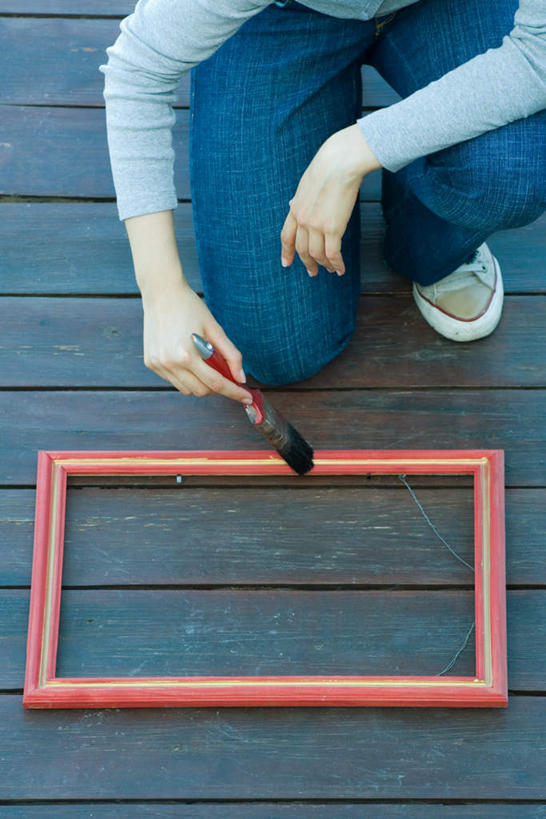 西方人,蹲,竖图,俯视,室外,白天,旅游,度假,地板,欧洲,欧洲人,握,服装,朦胧,模糊,地面,拿,刷,拿着,休闲装,娱乐,木地板,画框,衣服,刷子,享受,休闲,休闲服,放松,握着,服饰,户外运动,白种人,蹲着,半身,彩图,高角度拍摄