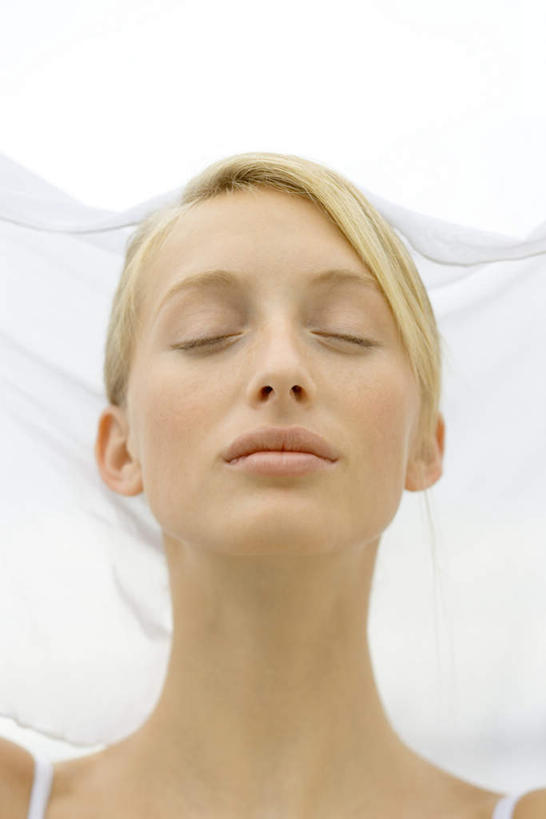 西方人,一个人,闭眼,竖图,室外,特写,白天,仰视,旅游,度假,海浪,海洋,欧洲,欧洲人,仅一个年轻女性,仅一个女性,仅一个人,朦胧,模糊,头巾,浪花,水平线,辽阔,海平线,娱乐,蓝色,蓝天,天空,海水,天,享受,休闲,广阔,放松,晴朗,一望无际,户外运动,海景,万里无云,无边无际,一马平川,年轻女性,女人,女性,白种人,大海,风浪,海,海水的波动,近岸浪,涌浪,晴空,晴空万里,闭眼睛,闭着眼,闭着眼睛,抬头,仰头,半身,彩图,低角度拍摄,水天相接,水天一线