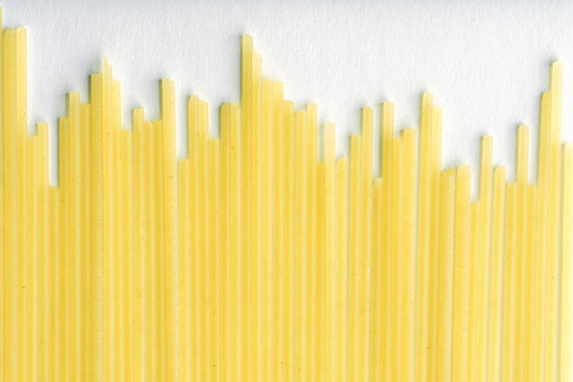 面食,面条,意大利面,无人,横图,俯视,室内,特写,白天,白色背景,西餐,餐桌,桌子,一排,许多,起伏,朦胧,模糊,整齐,面,料理,食品,食物,排列,黄色,西式,摄影,影棚,餐台,队列,彩图,高角度拍摄,影棚拍摄,拍摄