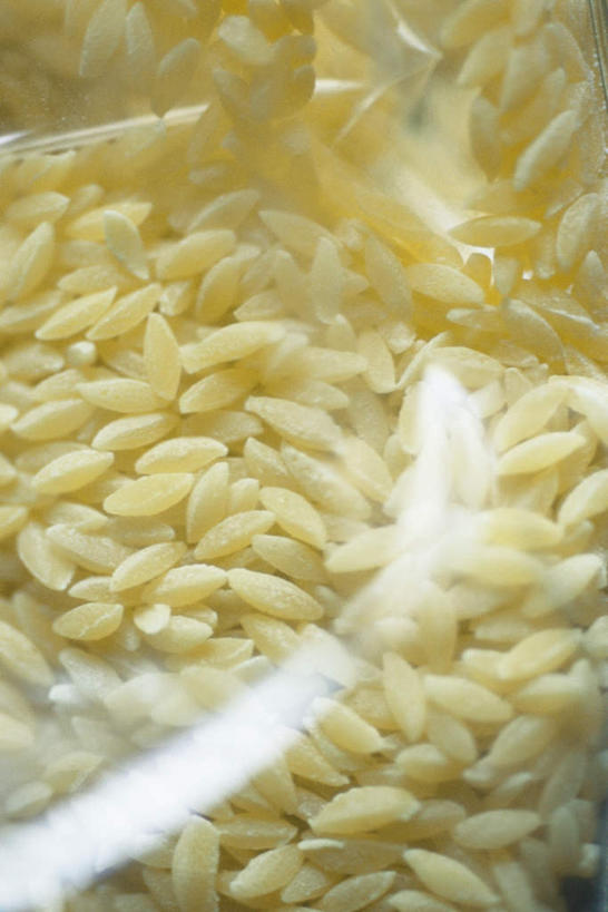 面食,面条,意大利面,无人,竖图,俯视,室内,特写,白天,白色背景,西餐,餐桌,桌子,一堆,许多,堆叠,堆积,朦胧,模糊,面,料理,食品,塑料袋,食物,黄色,西式,摄影,影棚,餐台,堆,保鲜袋,彩图,高角度拍摄,影棚拍摄,拍摄