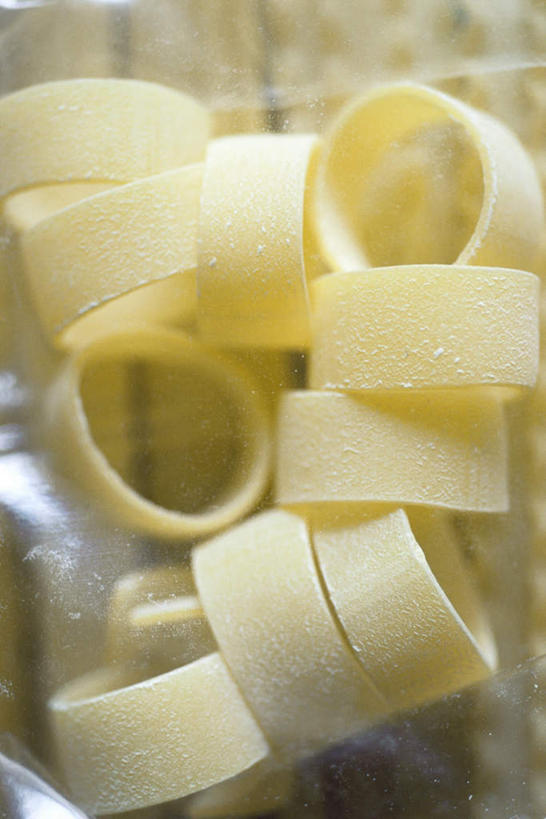 面食,面条,意大利面,无人,竖图,俯视,室内,特写,白天,白色背景,西餐,餐桌,桌子,一堆,许多,堆叠,堆积,朦胧,模糊,面,料理,食品,塑料袋,食物,黄色,西式,摄影,影棚,餐台,堆,保鲜袋,彩图,高角度拍摄,影棚拍摄,拍摄