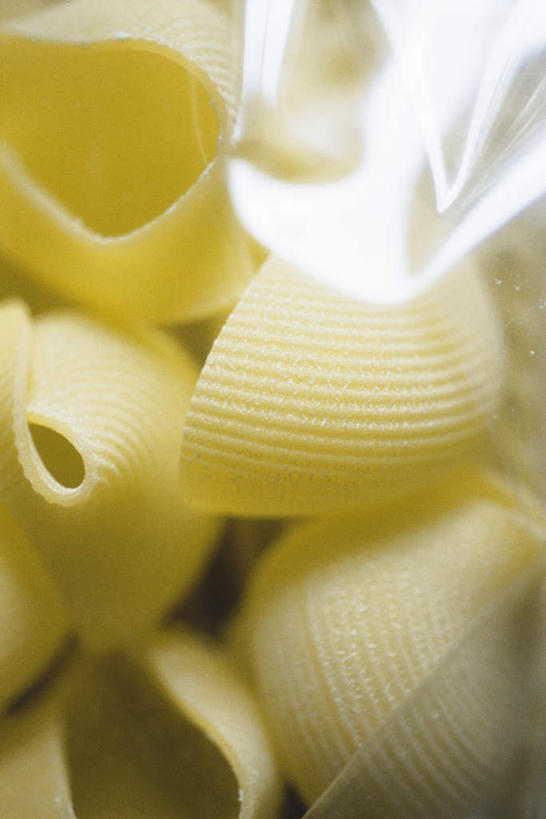 面食,面条,意大利面,无人,竖图,俯视,室内,特写,白天,白色背景,西餐,餐桌,桌子,一堆,许多,堆叠,堆积,朦胧,模糊,面,料理,食品,塑料袋,食物,黄色,西式,摄影,影棚,餐台,堆,保鲜袋,彩图,高角度拍摄,影棚拍摄,拍摄