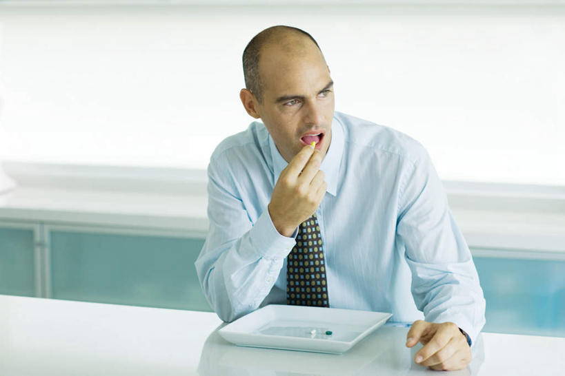 西方人,一个人,坐,横图,室内,白天,正面,餐桌,厨房,桌子,餐具,欧洲,欧洲人,仅一个男性,仅一个人,握,碟子,盘,药剂,药丸,三片,拿,拿着,注视,饮食,仅一个年轻男性,一个,盘子,碟,观察,看,张嘴,健康,握着,单个,餐台,观看,察看,维生素,关注,维他命,张大嘴巴,男人,男性,年轻男性,白种人,张开嘴,坐着,半身,彩图,灶间