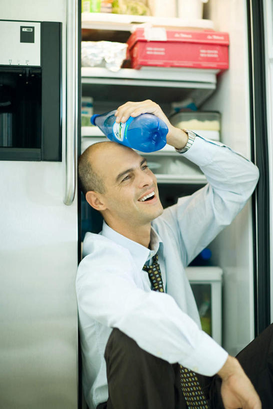 西方人,一个人,坐,笑,微笑,露齿笑,竖图,室内,白天,正面,水,厨房,欧洲,欧洲人,仅一个男性,仅一个人,电器,壶,液体,冰箱,水滴,餐盒,注视,饮食,盒子,水壶,仅一个年轻男性,一个,茶壶,观察,看,靠着,倚靠,健康,单个,观看,察看,家电,倚着,关注,男人,男性,年轻男性,白种人,坐着,半身,彩图,灶间