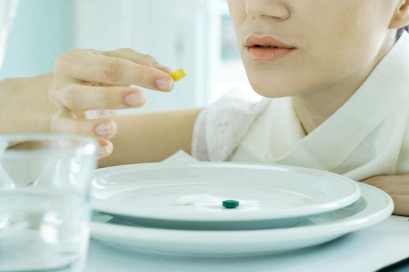 西方人,一个人,举,横图,室内,白天,正面,餐桌,厨房,桌子,杯子,餐具,欧洲,欧洲人,仅一个年轻女性,仅一个女性,仅一个人,两片,握,服装,碟子,盘,拿,拿着,休闲装,饮食,玻璃制品,两个,衣服,盘子,水杯,碟,托,休闲,健康,休闲服,握着,服饰,餐台,维生素,维他命,年轻女性,女人,女性,白种人,玻璃杯,举起,举手,举着,向上举,向上伸,向上托,半身,彩图,灶间