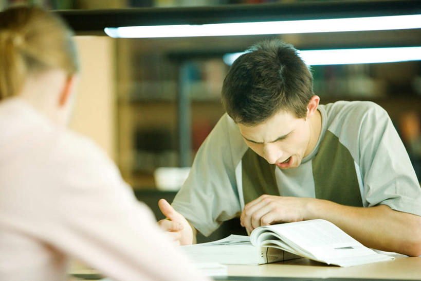 西方人,背部,两个人,夫妻,图书馆,横图,室内,白天,正面,爱情,看书,阅读,桌子,书籍,欧洲,欧洲人,握,学习,笔,灯光,浪漫,拿,拿着,书桌,吊灯,灯,课桌,书本,灯具,看,张嘴,疲倦,恩爱,读书,浏览,握着,恋人,疲劳,疲惫,照明设备,张大嘴巴,浏览室,疲乏,呵欠,男人,男性,年轻男性,年轻女性,女人,女性,白种人,情侣,书,图书,张开嘴,半身,彩图,书库,图书库,伴侣,阅览室