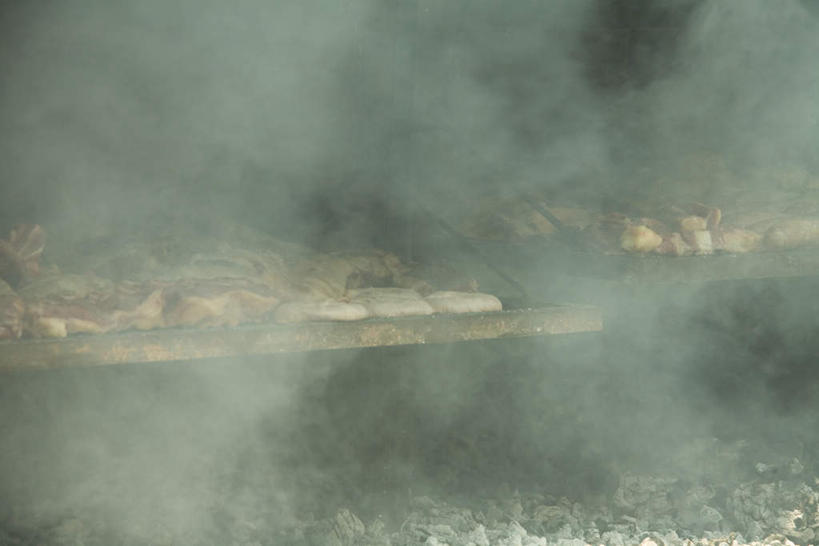 无人,横图,俯视,室外,白天,一堆,许多,堆叠,堆积,烟雾,肉,烤肉,猪肉,肉类,木炭,黑色,烟,堆,肉食,烤肉架,豚肉,彩图,高角度拍摄