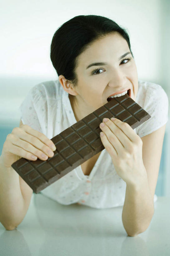 西方人,一个人,竖图,室内,白天,正面,餐桌,桌子,欧洲,欧洲人,仅一个年轻女性,仅一个女性,仅一个人,一块,握,咬,食品,糖,糖果,甜点,甜品,拿,拿着,食物,甜食,巧克力,张嘴,握着,餐台,咬着,张大嘴巴,巧克力糖,年轻女性,女人,女性,白种人,张开嘴,半身,彩图