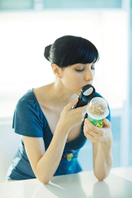 西方人,一个人,竖图,室内,白天,正面,餐桌,桌子,欧洲,欧洲人,仅一个年轻女性,仅一个女性,仅一个人,撑,握,研究,放大镜,拿,拿着,饮料,观察,看,握着,放大,餐台,乳制品,撑着,奶昔,年轻女性,女人,女性,白种人,半身,彩图,光学仪器