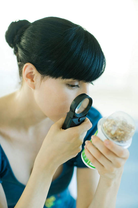 西方人,一个人,竖图,室内,白天,正面,欧洲,欧洲人,仅一个年轻女性,仅一个女性,仅一个人,撑,握,研究,放大镜,拿,拿着,饮料,观察,看,握着,放大,乳制品,撑着,奶昔,年轻女性,女人,女性,白种人,半身,彩图,光学仪器