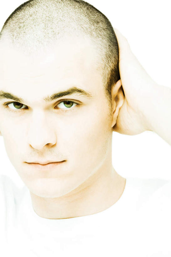 西方人,一个人,摸,竖图,室内,特写,白天,白色背景,正面,欧洲,欧洲人,仅一个男性,仅一个人,抚摸,仅一个年轻男性,摄影,影棚,男人,男性,年轻男性,白种人,触摸,接触,半身,彩图,影棚拍摄,拍摄