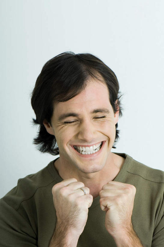 西方人,脸,头,脸颊,手,一个人,笑,微笑,露齿笑,竖图,室内,白天,白色背景,正面,欧洲,欧洲人,仅一个男性,仅一个人,仅一个中年男性,握拳,摄影,影棚,男人,男性,中年男性,白种人,头部,脸部,脸蛋,面部,半身,彩图,影棚拍摄,拍摄