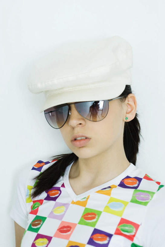 西方人,脸,头,脸颊,头发,一个人,竖图,室内,特写,白天,白色背景,正面,帽子,欧洲,欧洲人,仅一个年轻女性,仅一个女性,仅一个人,黑色,摄影,影棚,贝雷帽,年轻女性,女人,女性,白种人,头部,脸部,脸蛋,面部,半身,彩图,影棚拍摄,拍摄