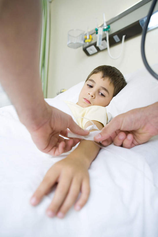 儿童,两个人,病人,医院,躺,竖图,俯视,室内,白天,纯洁,床,朦胧,模糊,床单,注视,被子,小孩,观察,看,可爱,童年,童趣,注射,单人床,被单,童真,烂漫,无邪,医疗机构,静脉滴注,卧着,天真,男孩,男人,男性,年轻男性,孩子,患者,就医者,躺着,卧,半身,彩图,高角度拍摄,病院,诊所,男生