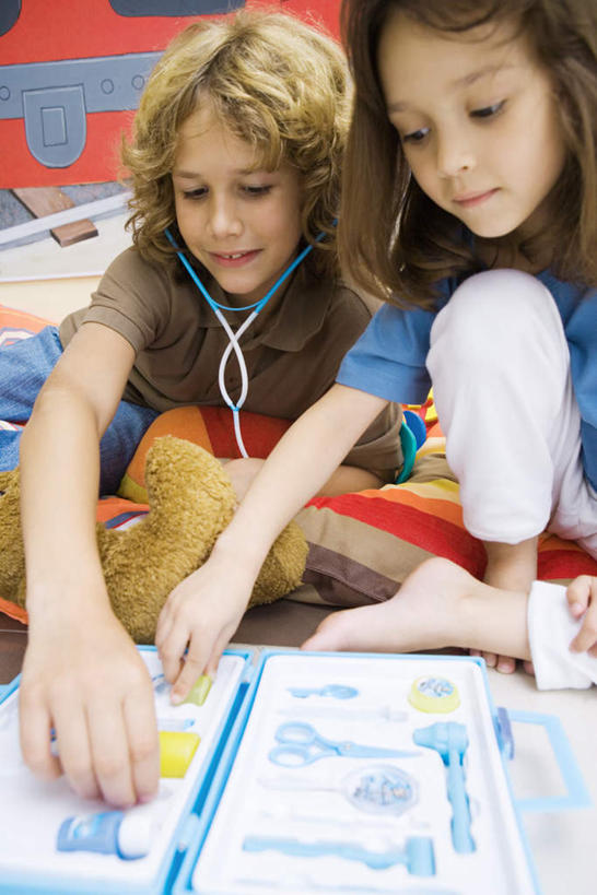 西方人,儿童,两个人,伙伴,朋友,坐,竖图,室内,白天,正面,游戏,友谊,纯洁,安全,手提箱,玩具,欧洲,欧洲人,玩偶,玩,娱乐,小孩,听诊器,箱子,休闲,可爱,童年,童趣,幼儿园,保护,手术,医疗设备,保险,私密,童真,密码箱,烂漫,无邪,天真,友情,男孩,男人,男性,女孩,女人,女性,白种人,玩耍,嬉戏,坐着,半身,彩图,男生,女生